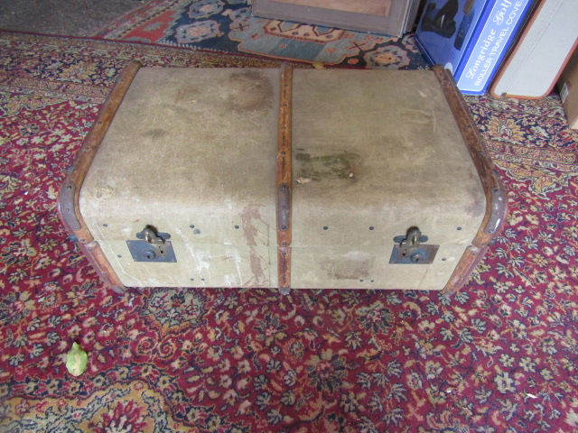 Banded trunk with interior tray - Image 2 of 6