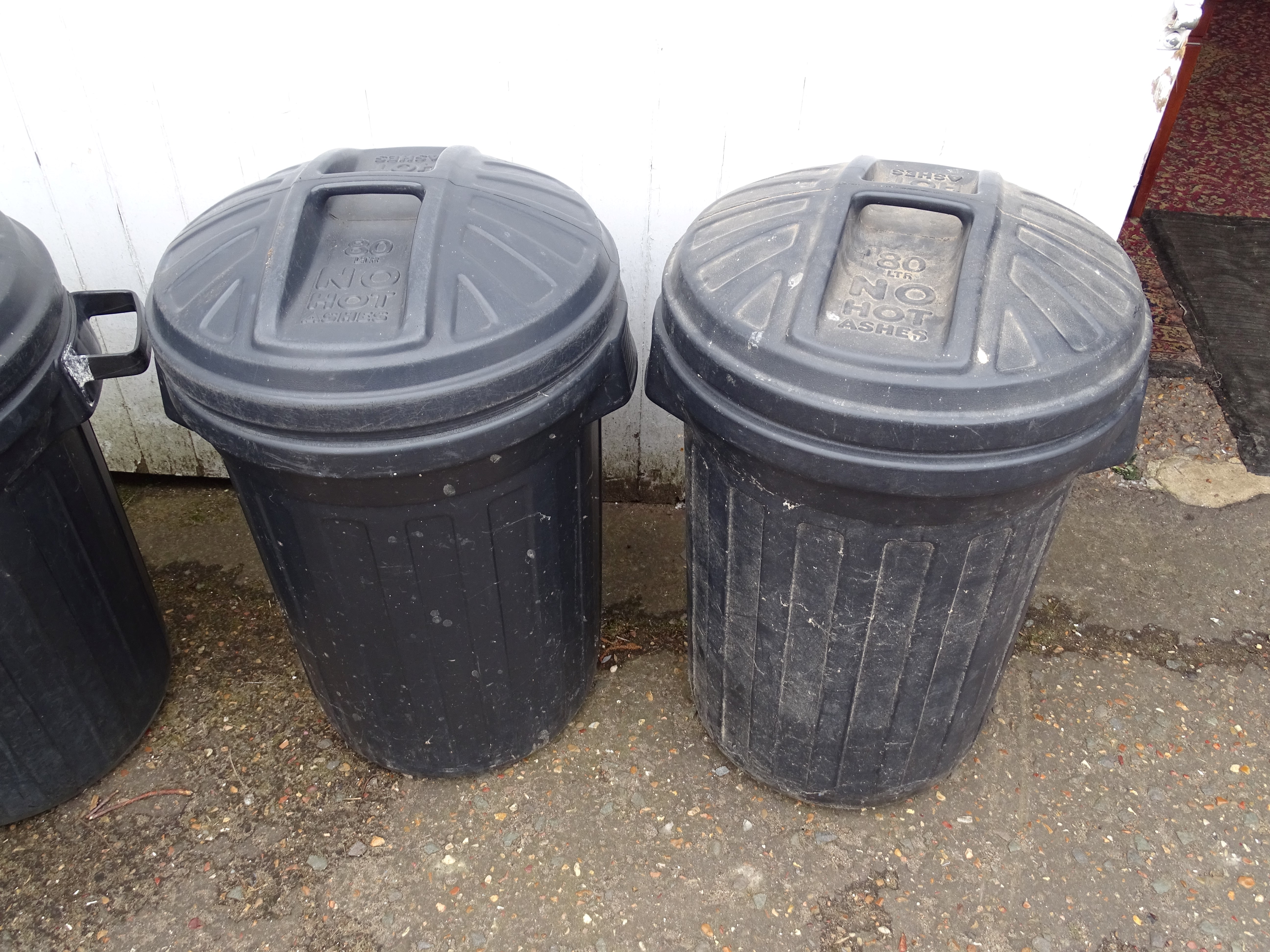 4 Plastic dustbins with lids - Image 2 of 3