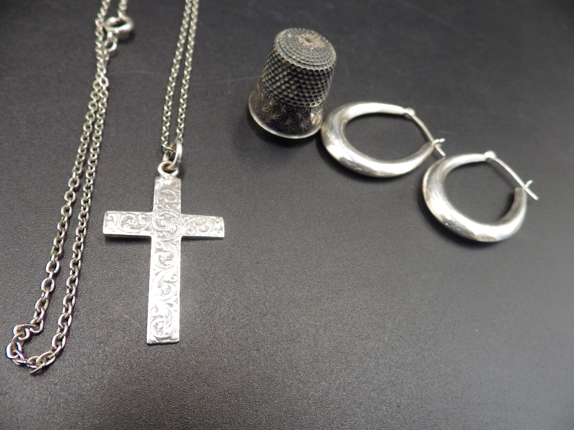 Sliver lot  - A silver cross on a chain, 2 pairs of 925 silver earings 'Wolf' pair by Jan Miller - Image 3 of 3