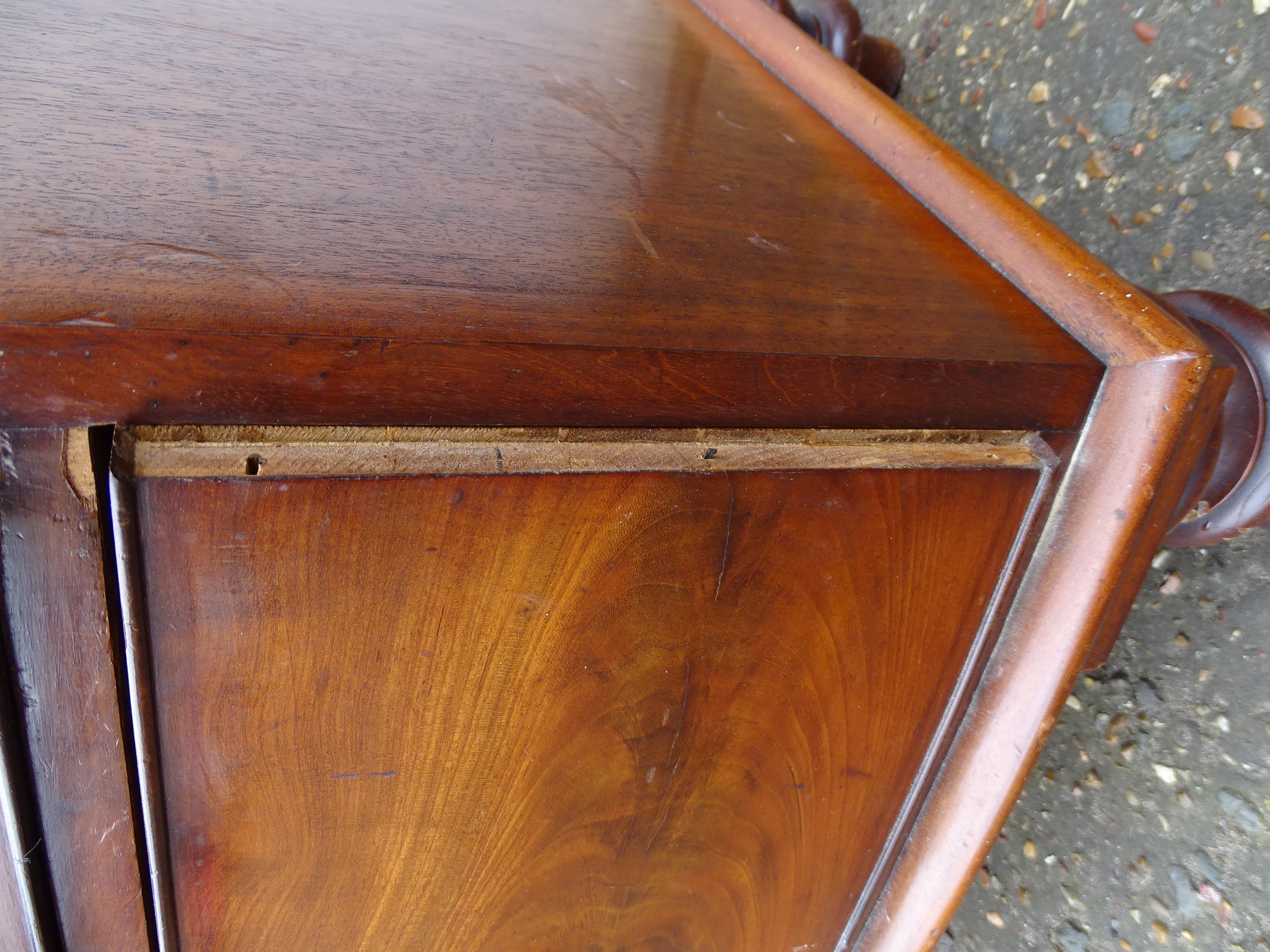 Mahogany bow fronted 2 short over 3 long chest of drawers 107cmW 57cmD 109cmH - Image 4 of 4