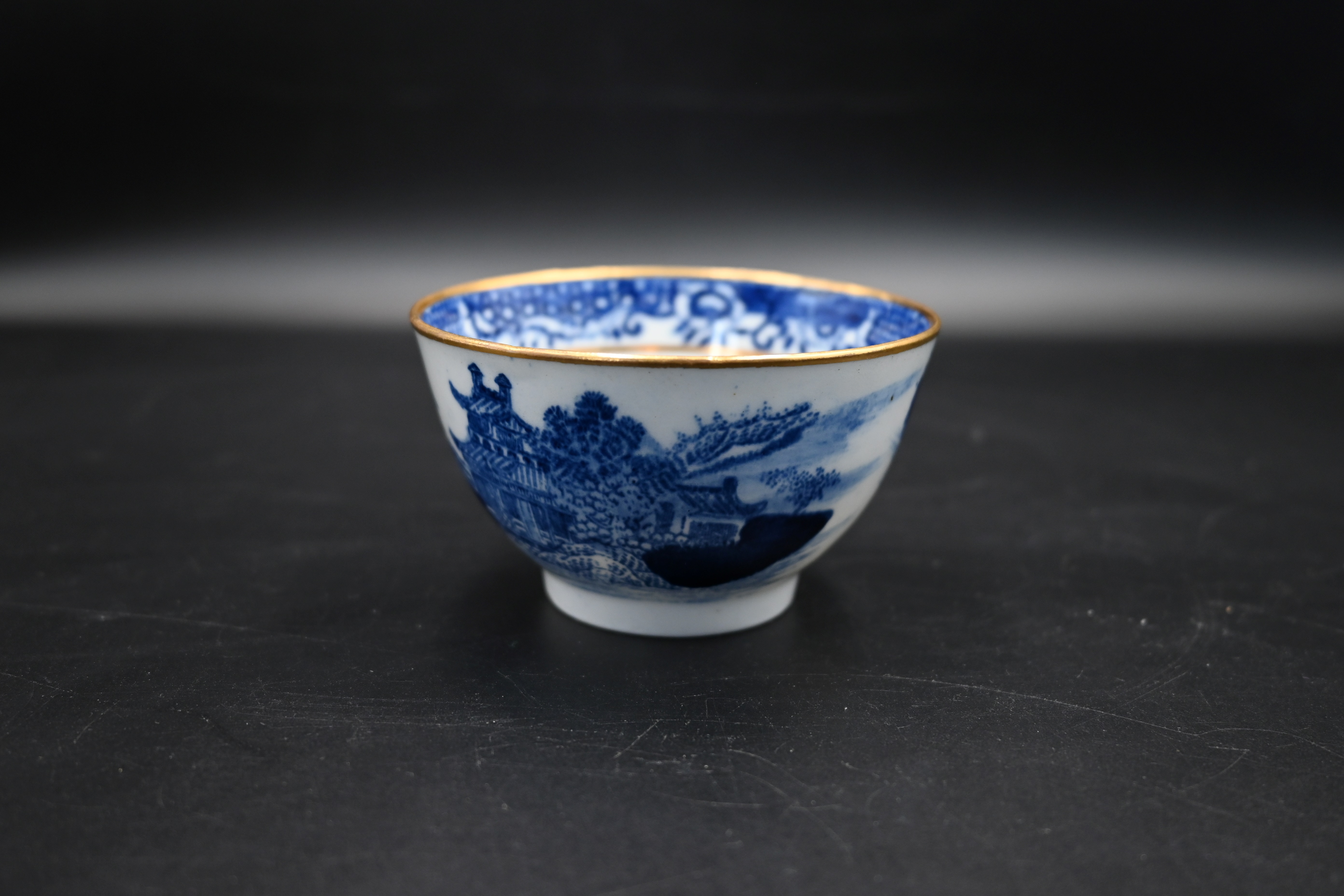 3 pieces of New Hall blue and white porcelain in the willow pattern to incl tea bowl and saucer - Image 7 of 8