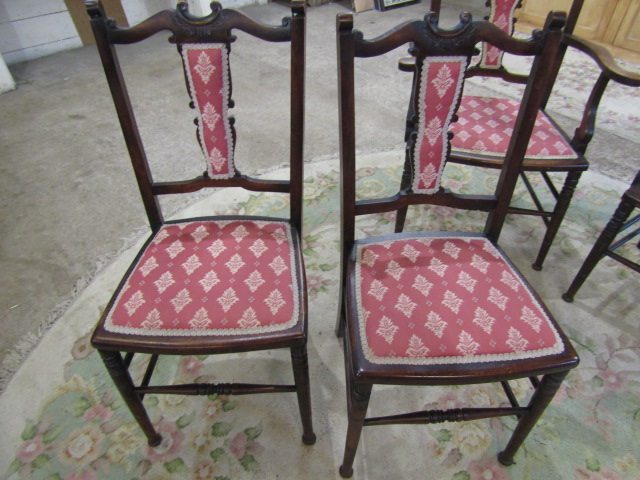 An Edwardian salon suite comprising 4 dining chairs, 2 carver chairs and a 2 seat 'sofa' - Image 2 of 6