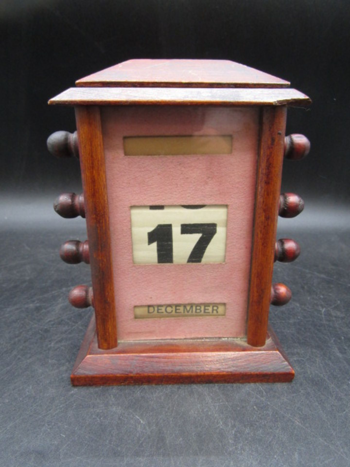 A wooden perpetual calendar16cmH