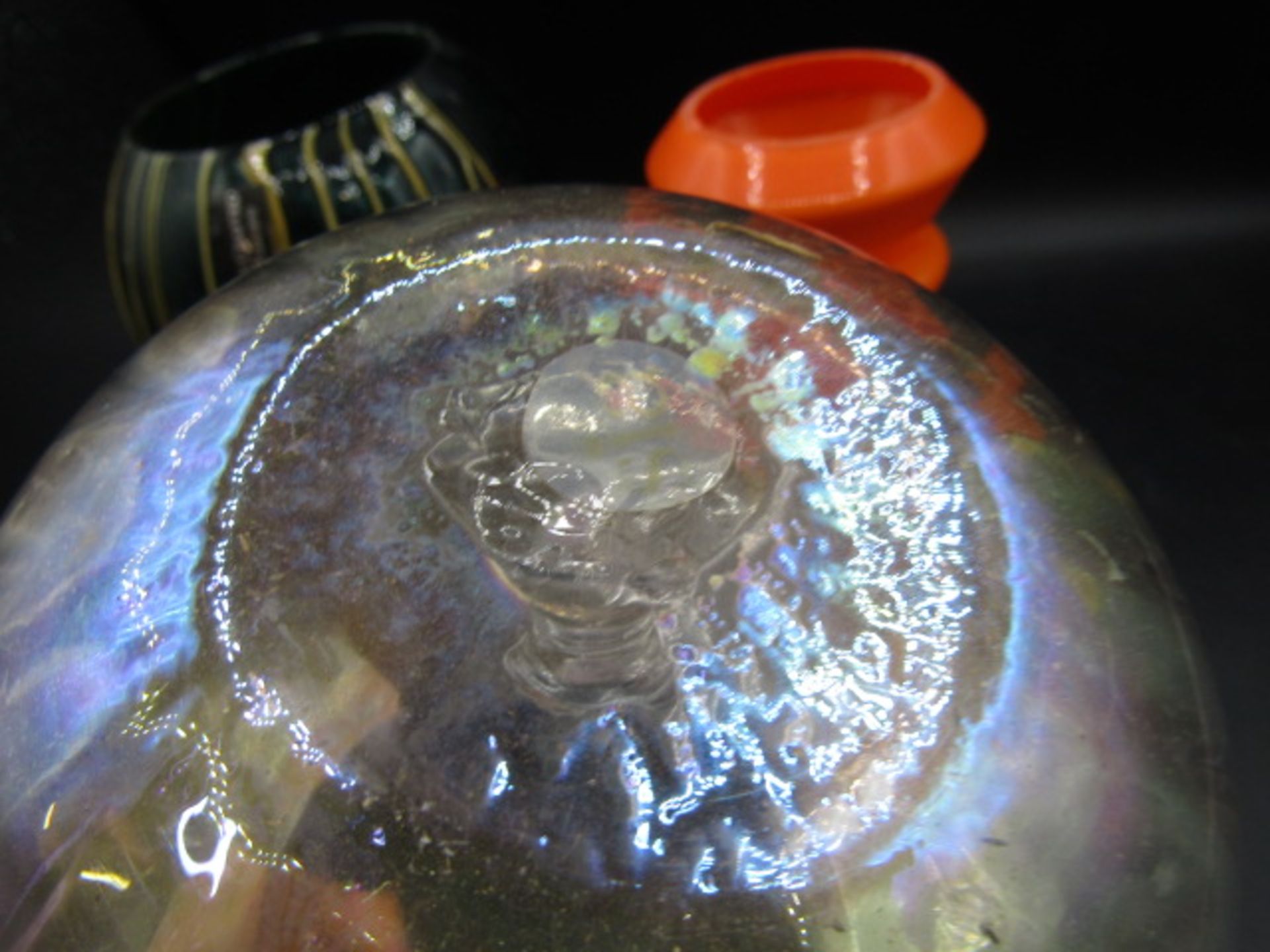 Art glass vases inc iridescent hand blown vase and a Wedgwood vase Orange vase has nibbles around - Image 3 of 9