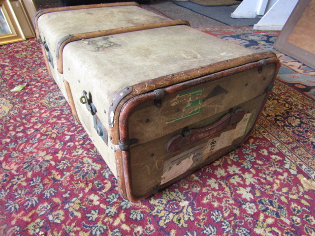 Banded trunk with interior tray - Image 3 of 6