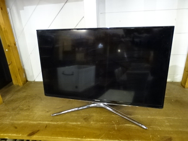 Samsung 32" LCD TV from a house clearance (no remote and stand is not fixed)