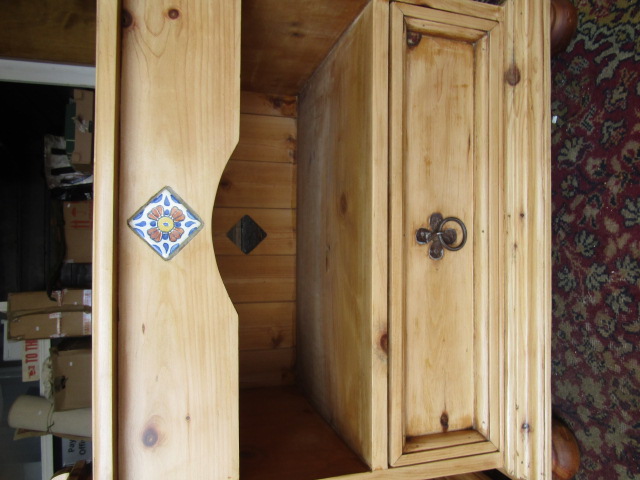 Susan Micheal Pine bedside and unit with daisy style handles and inlaid tile , sanded and waxed - Image 6 of 7