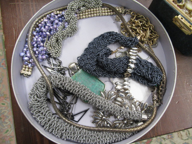 Vintage costume jewellery with 2 cases - Image 3 of 4