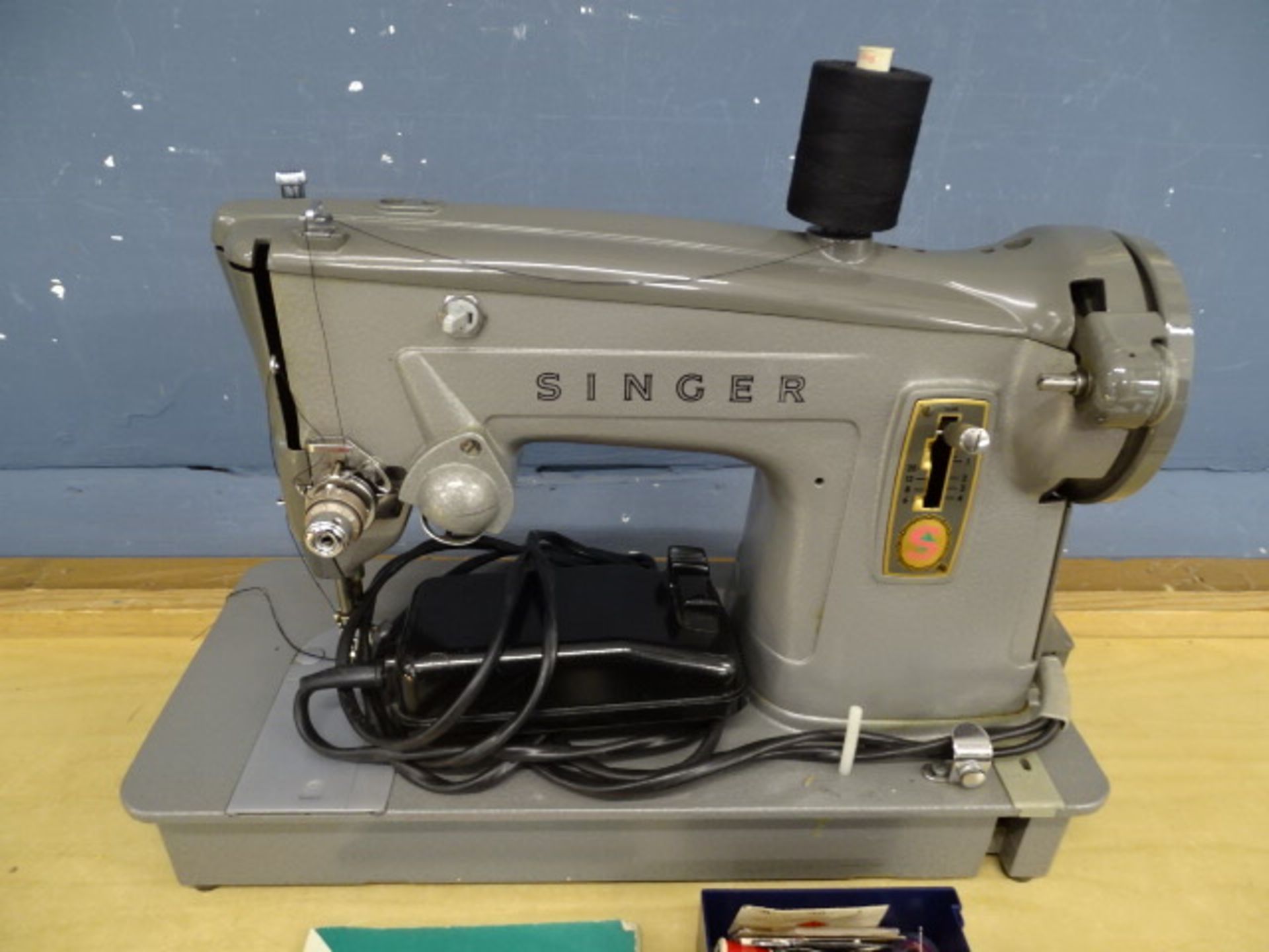 Vintage Singer electric sewing machine in case (no plug) - Image 3 of 3