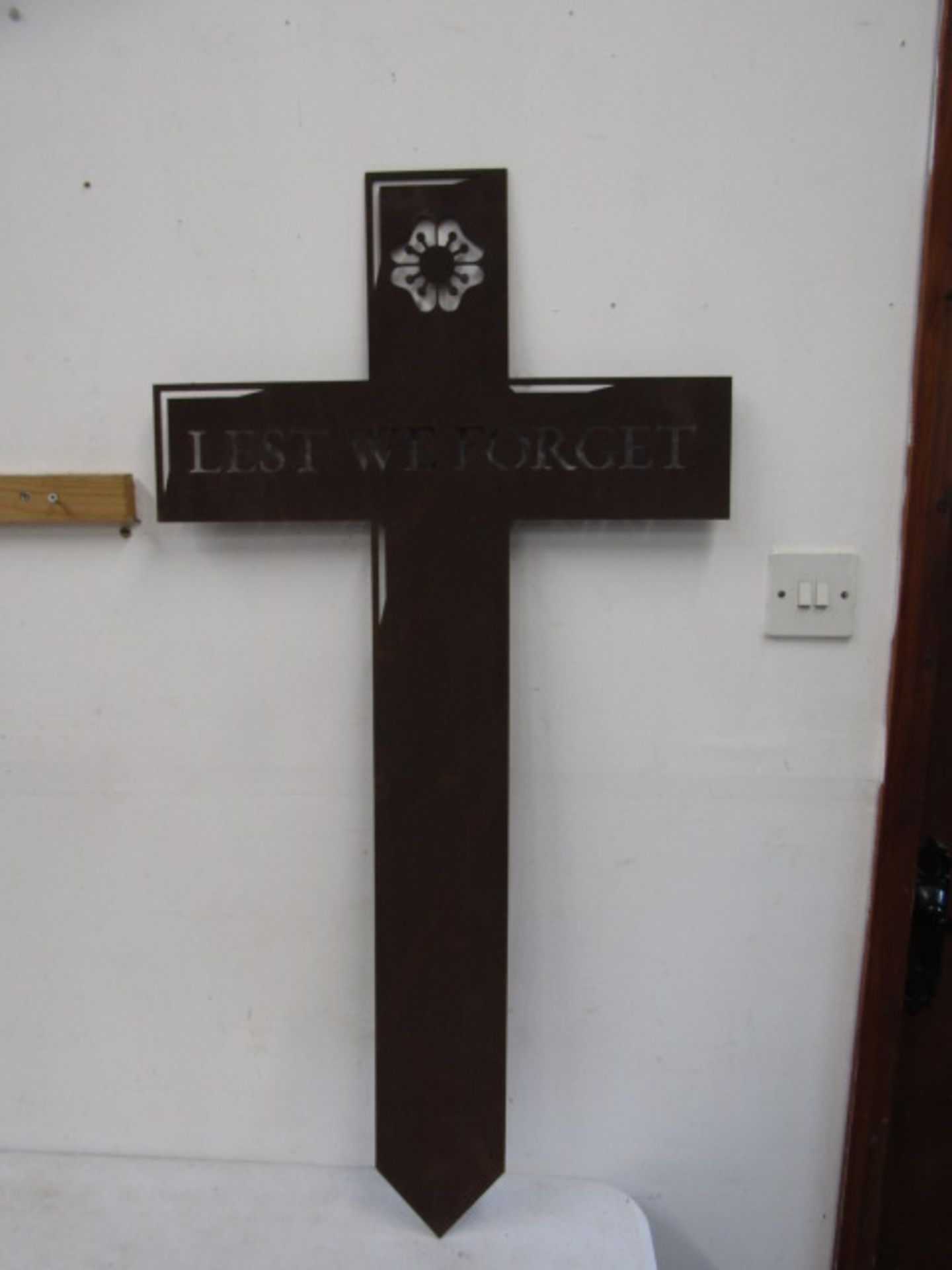 Rustic metal 'Lest we Forget' metal garden cross 100cmH