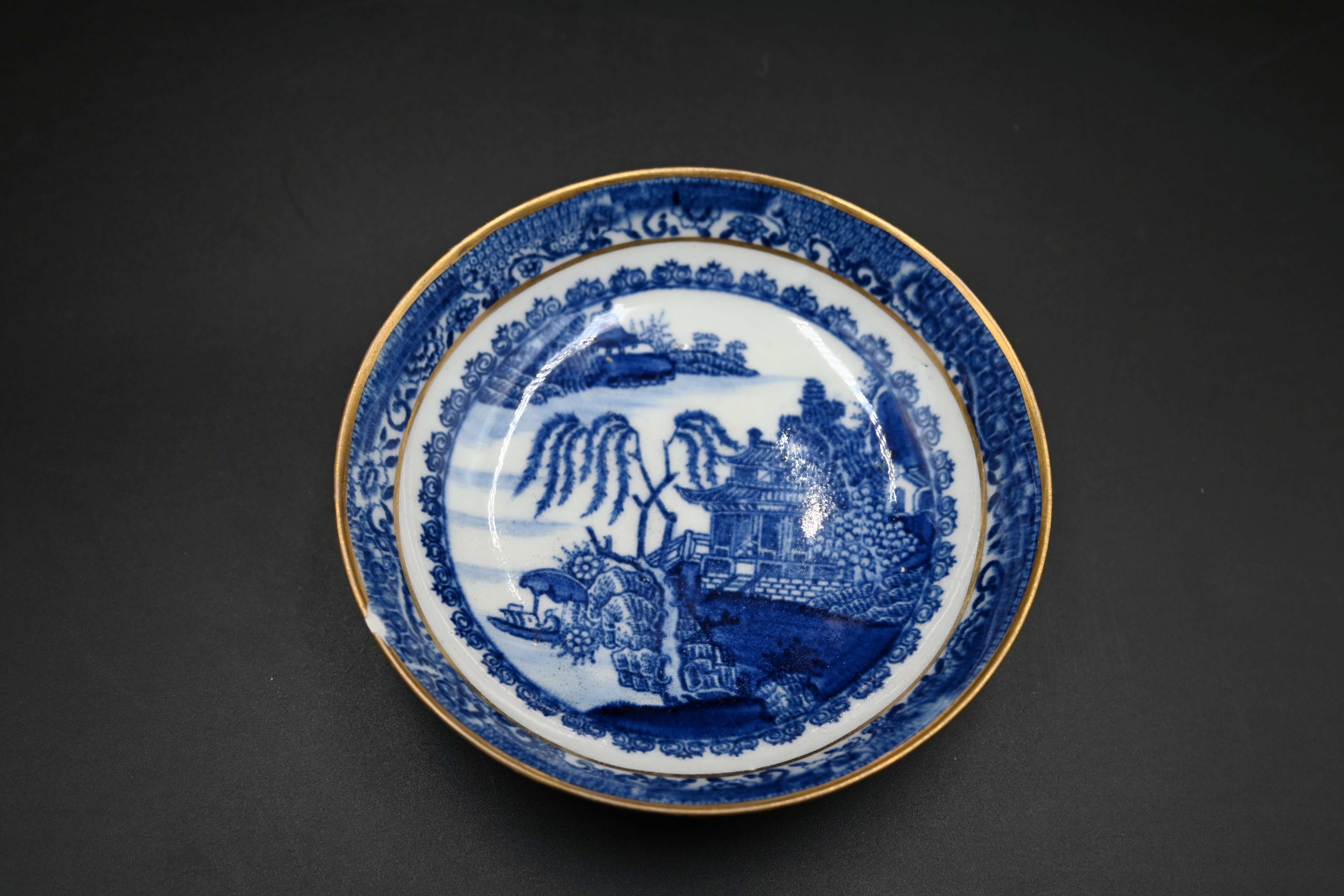 3 pieces of New Hall blue and white porcelain in the willow pattern to incl tea bowl and saucer - Image 2 of 8