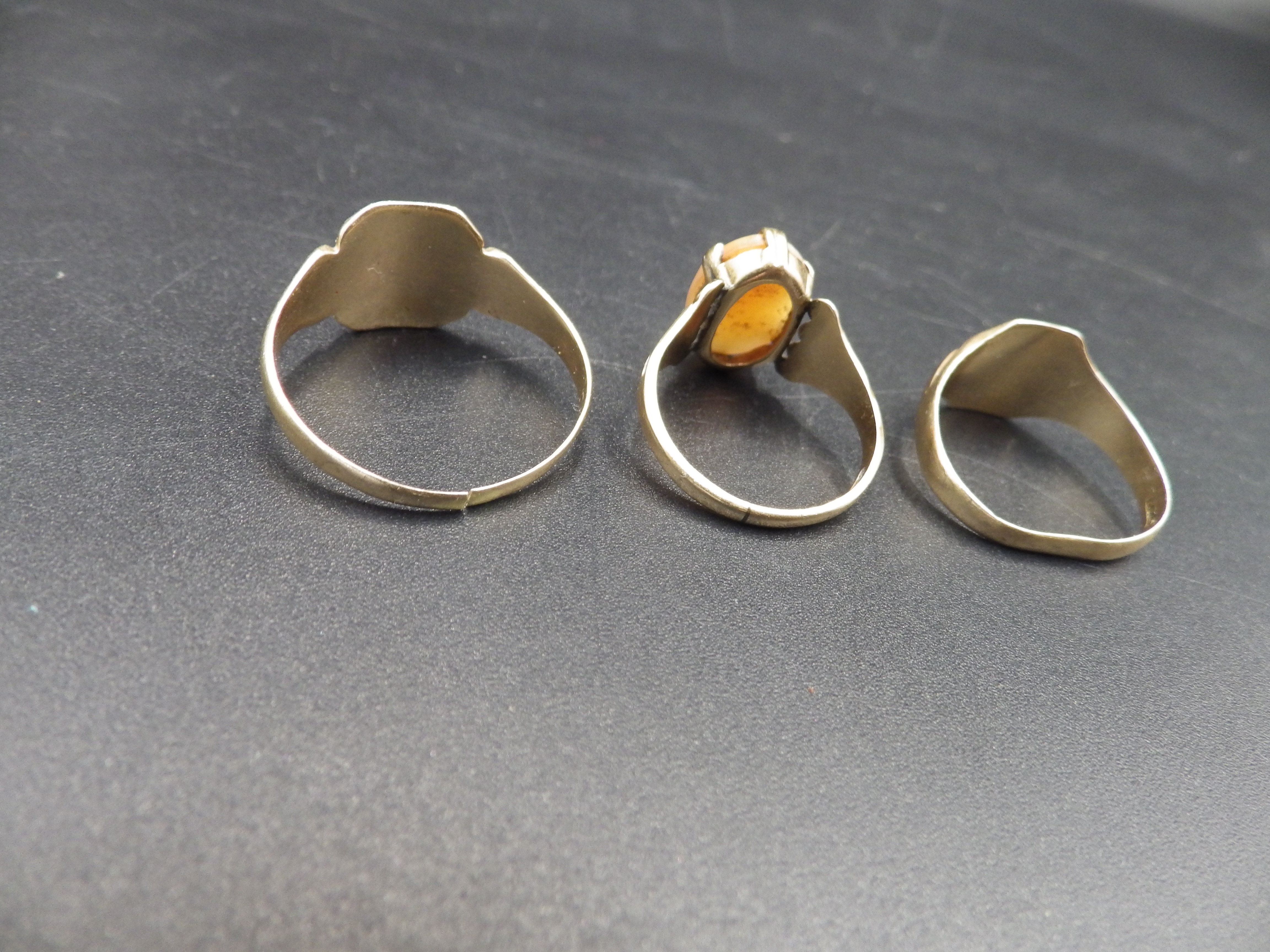 3 x 9ct gold rings (to include a cameo ring) one ring has been cut, 9.51g total lot weight - Image 2 of 3