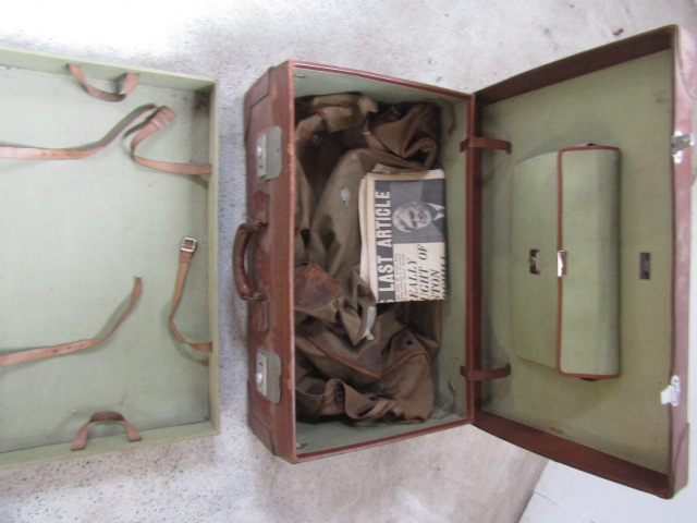 Leather bound suitcase with internal tray - Image 5 of 5