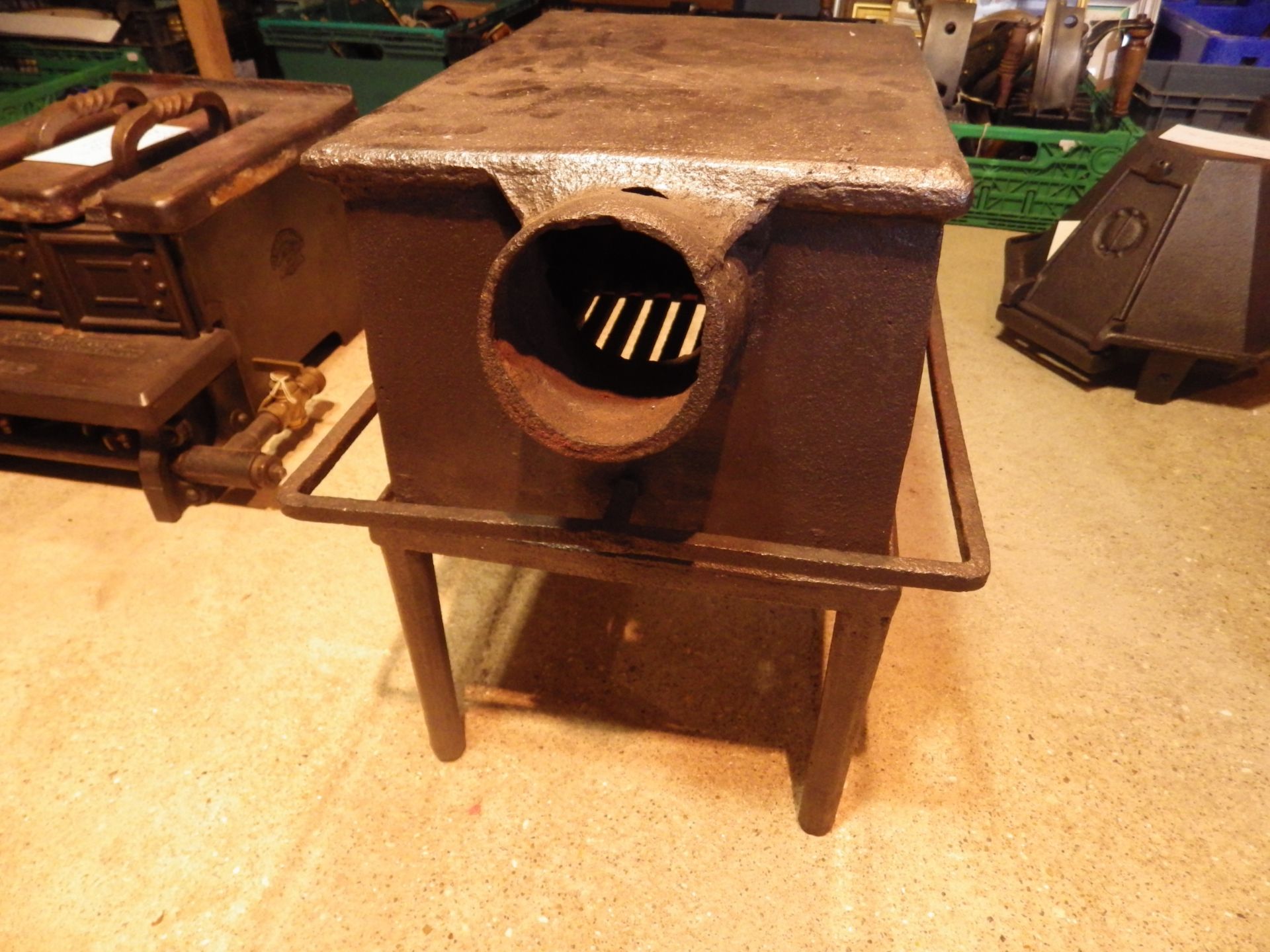 Large cast iron stove with grate and latch door on stand, stove is 34cm x 25cmx 19cm tall - Image 3 of 4
