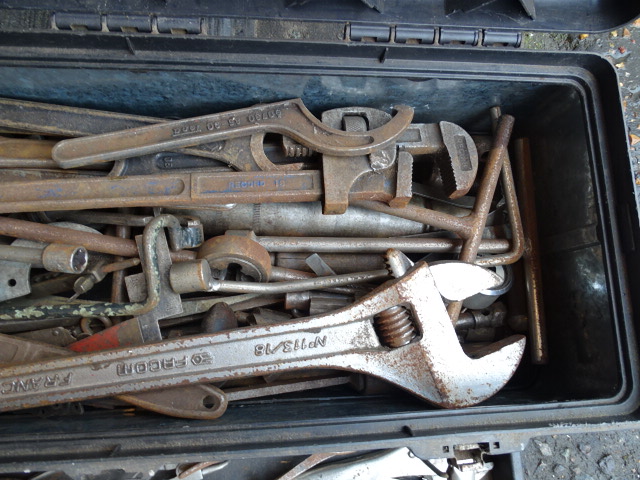 Toolbox full of tools to include spanners, adjustable wrenches and pliers etc - Bild 5 aus 6