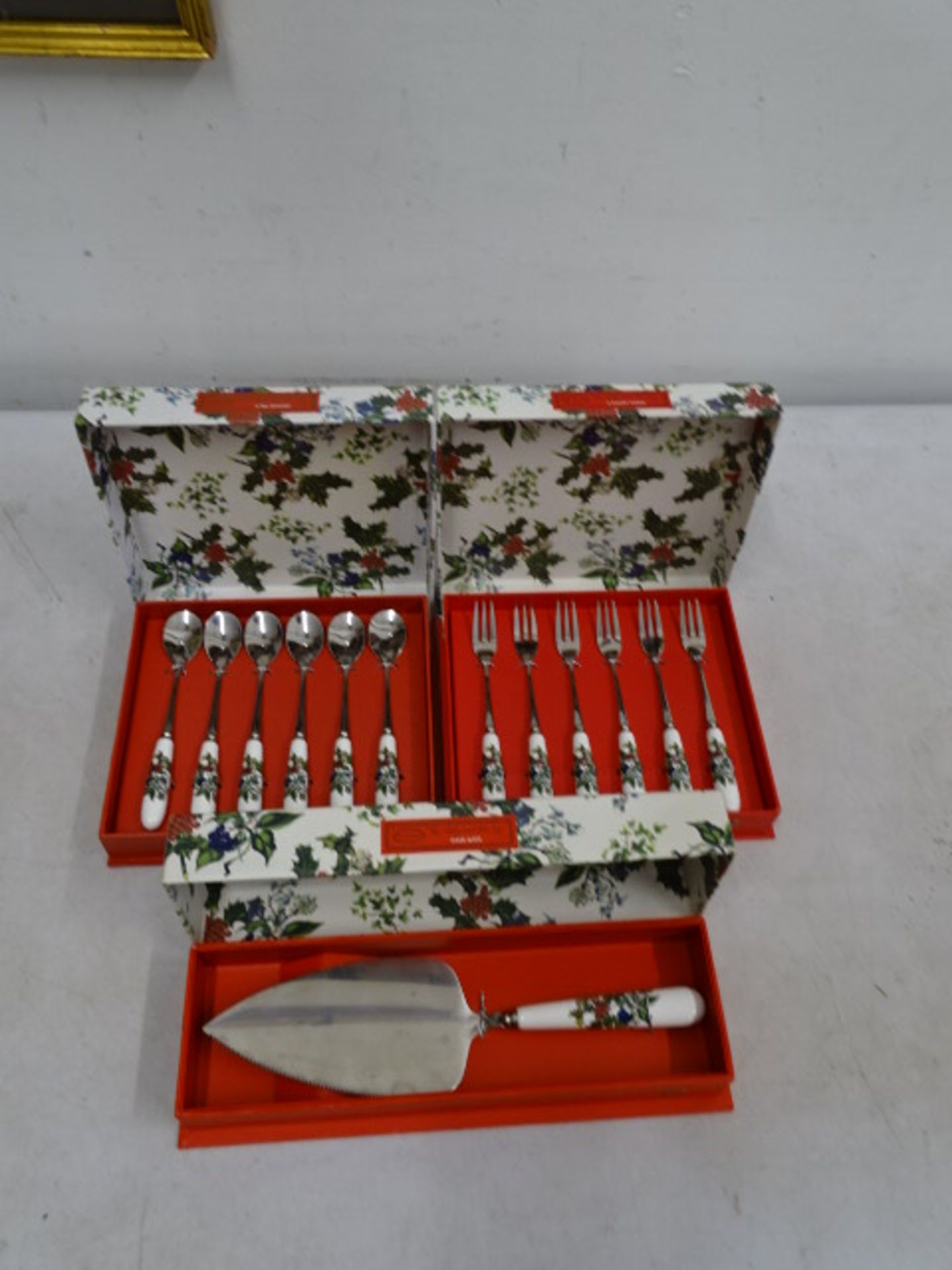 Portmeirion 'The Holly and the Ivy' boxed teaspoons, pastry forks and cake slice - Image 5 of 5