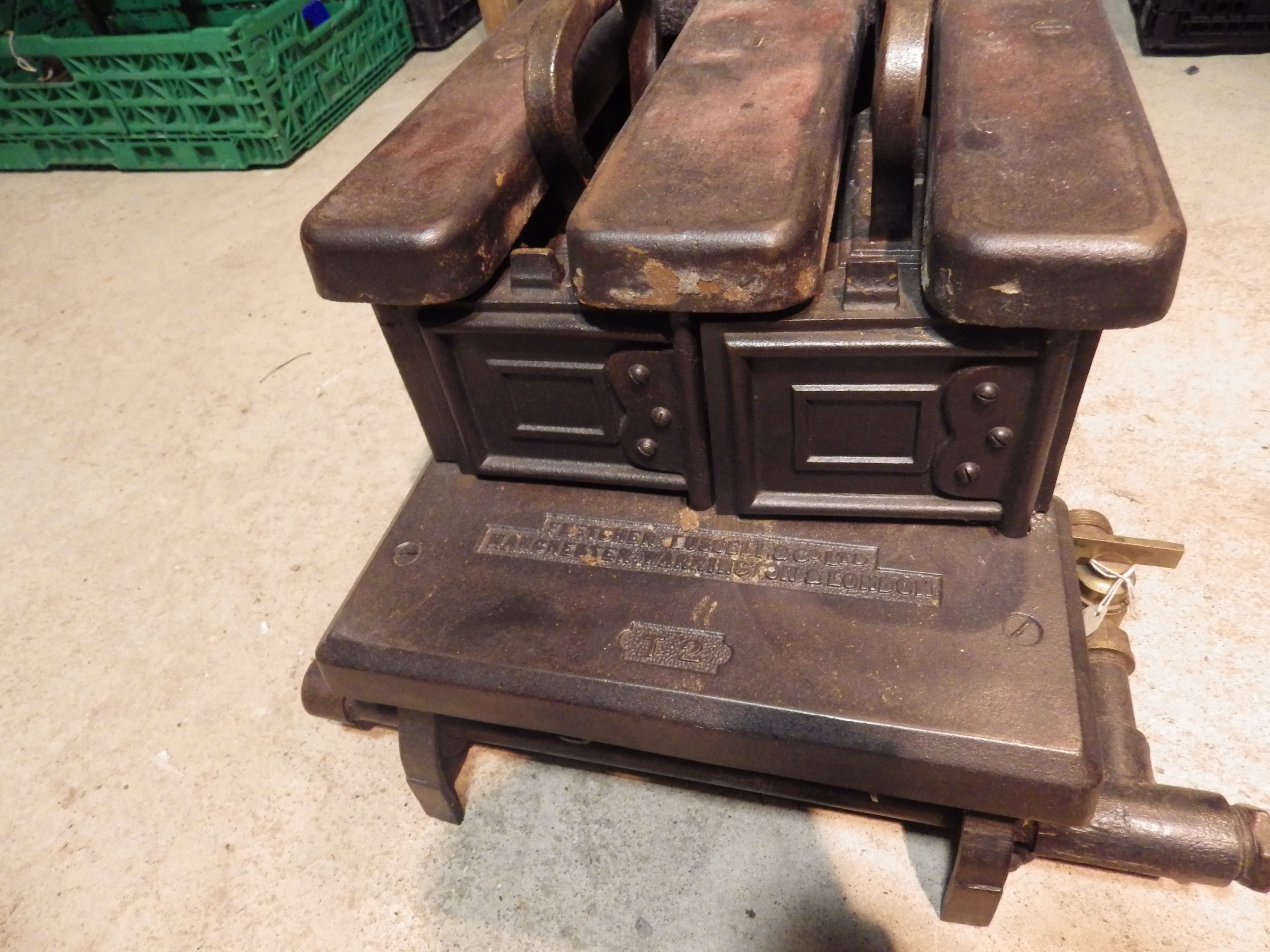 Fletcher Russell & Co Ltd Manchester, Warrington & London cast iron gas stove T2 with 2 tailor goose - Image 2 of 5