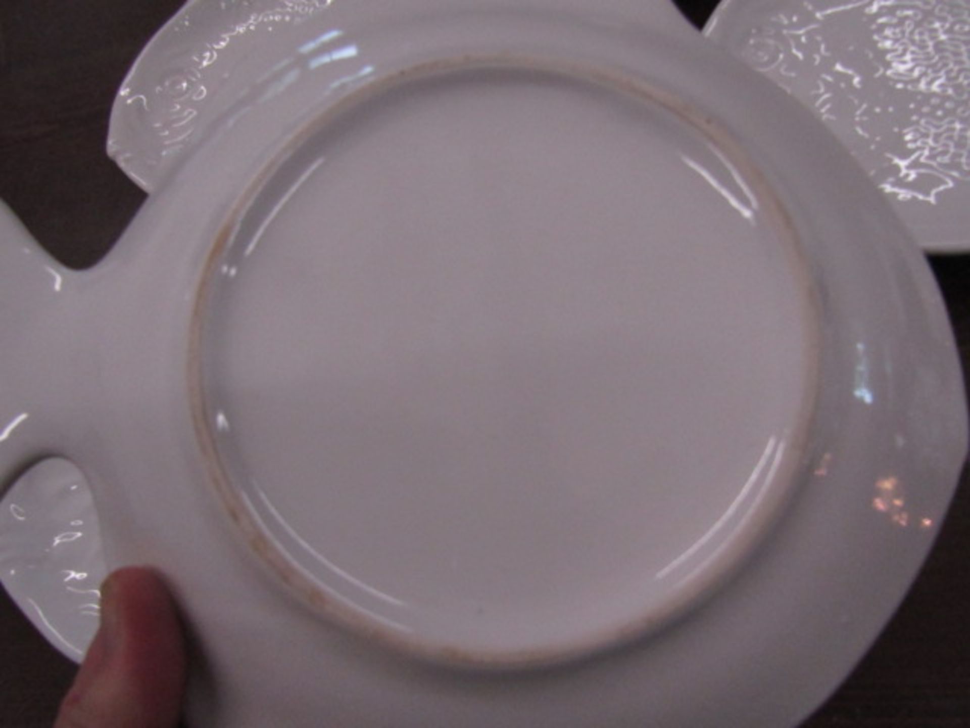 9 white fish plates - Image 2 of 2