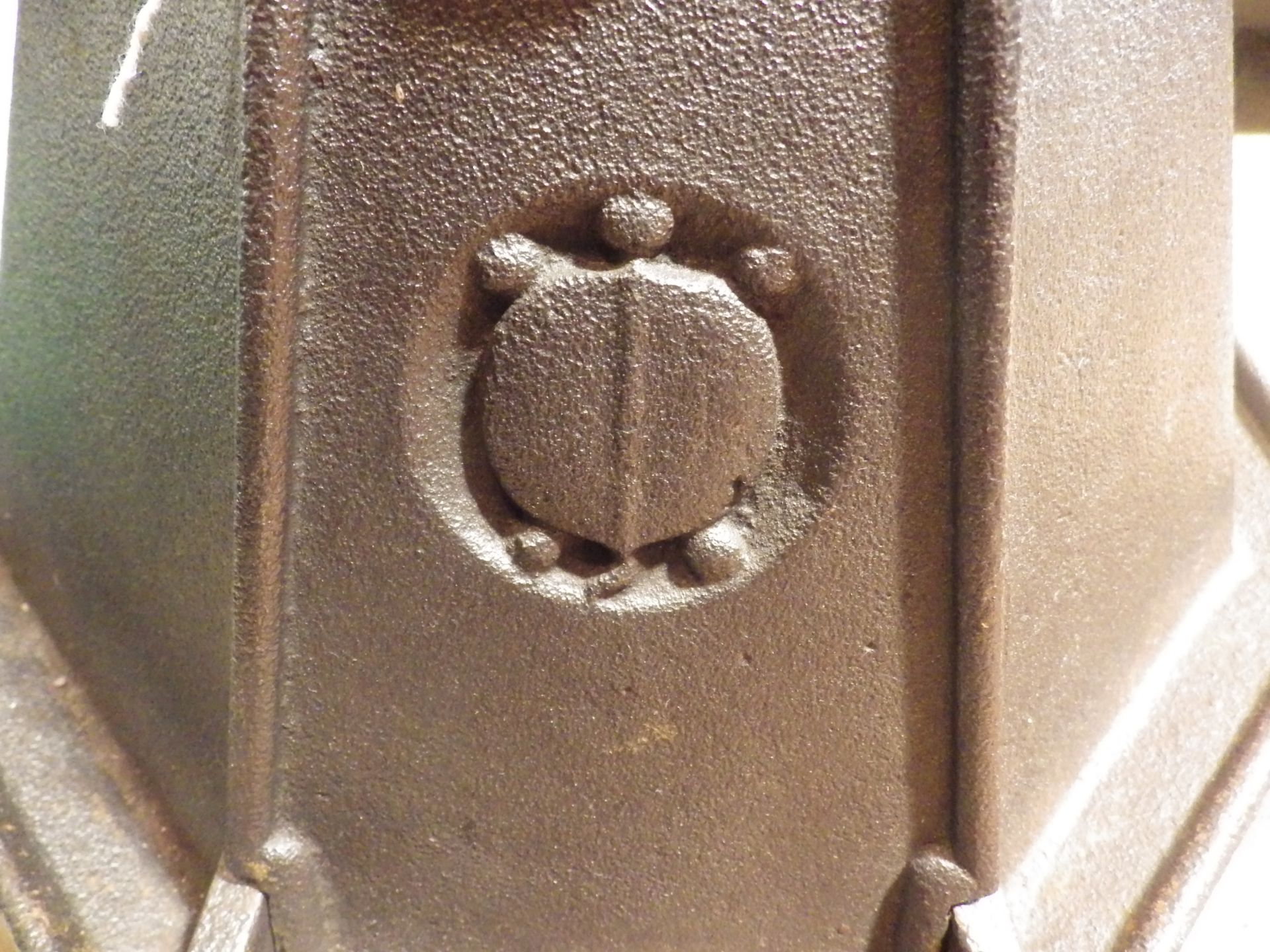 "Tortoise" cast iron stove - octagon shape stove with 6 iron rests, clue chimney and hinged door - Image 4 of 4