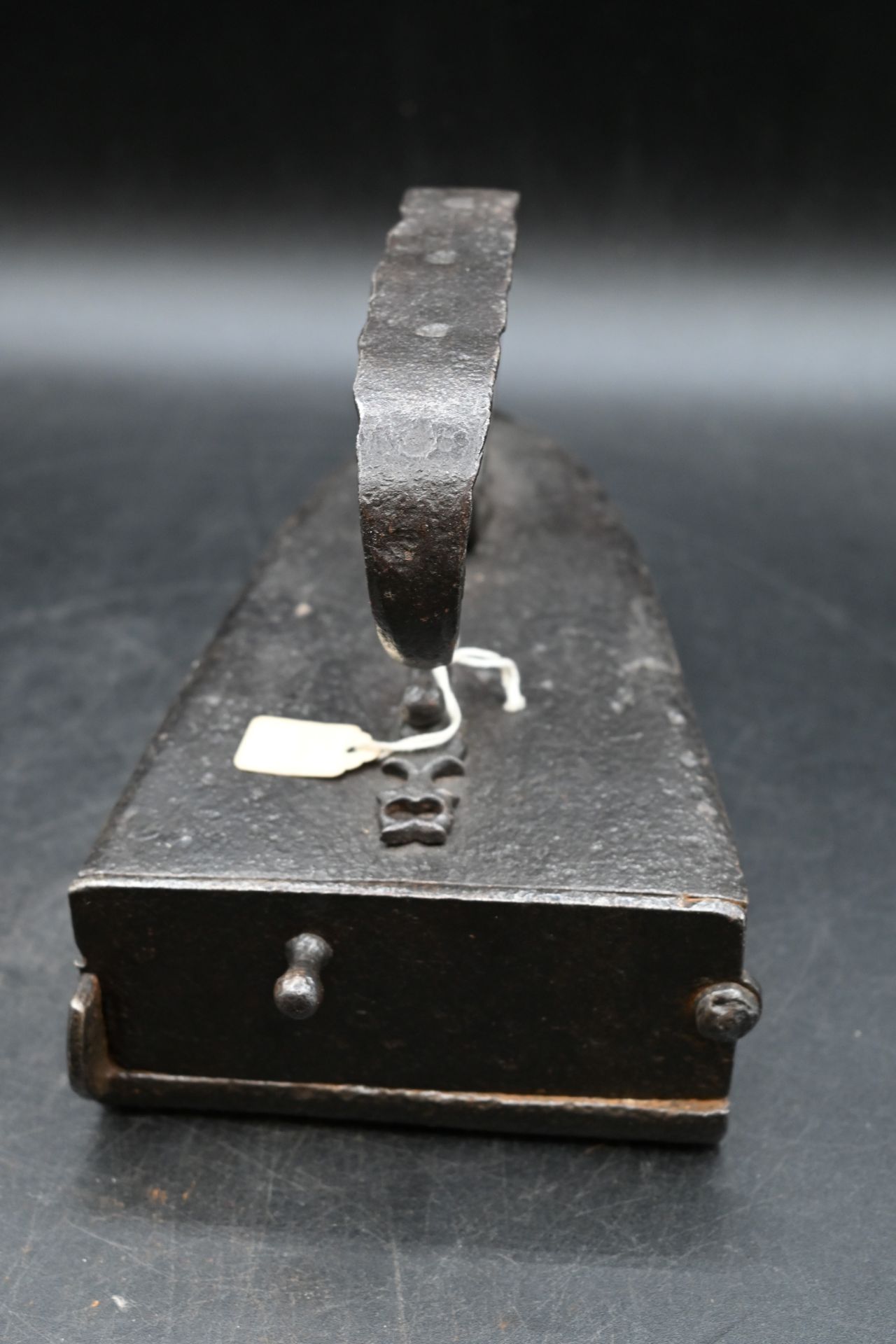 Vintage box iron with metal handle and slug - Image 2 of 5