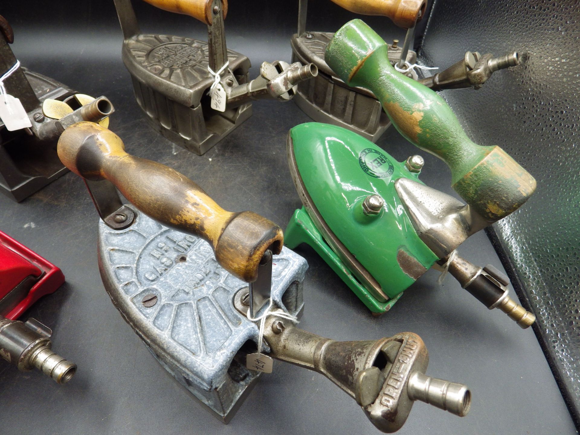 6 Beatrice gas irons to incl 3 x No.1, 1 x No.1 enamel and 2 Rex enamel irons in red and green - Image 5 of 5