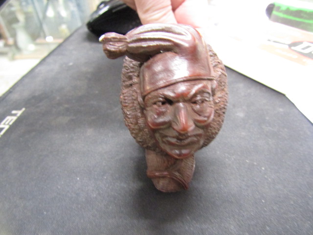 A Falcon pipe and a carved jester pipe in a Duncan box along with pipe cleaner in leather pouch - Image 3 of 7