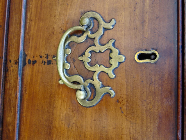 Mahogany linen press/cupboard with ornate brass handles 122cmW 208cmH 50cmD no key - Image 3 of 15