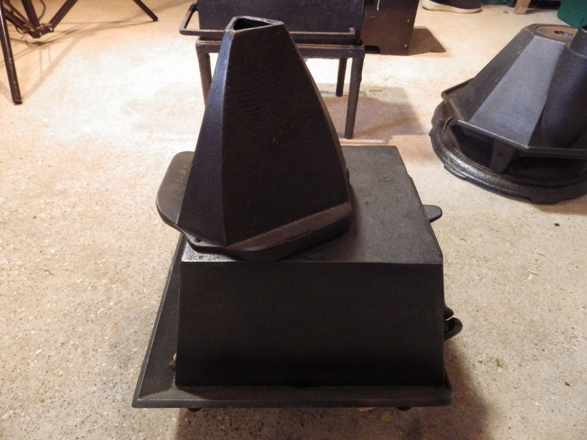 No.2 Squat cast iron stove with grate and hinged door and chimney flue stand rest for 3 irons - Image 3 of 4