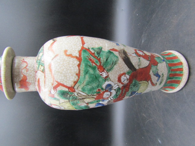 A Chinese vase with foo dog lid (repaired on lid) 30cmH - Image 3 of 4