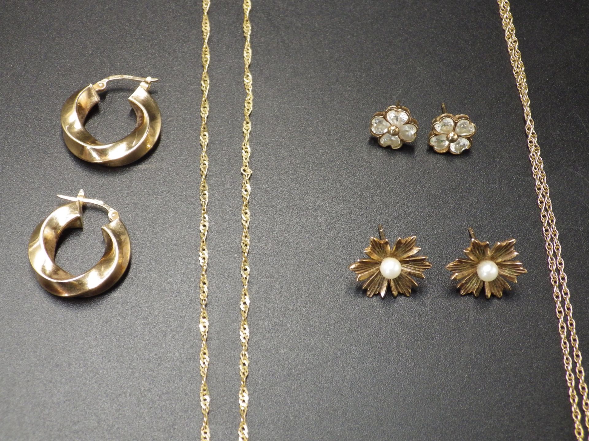 9ct gold lot to include an Italian gold chain and hoop earings, plus two other pairs of earings, and