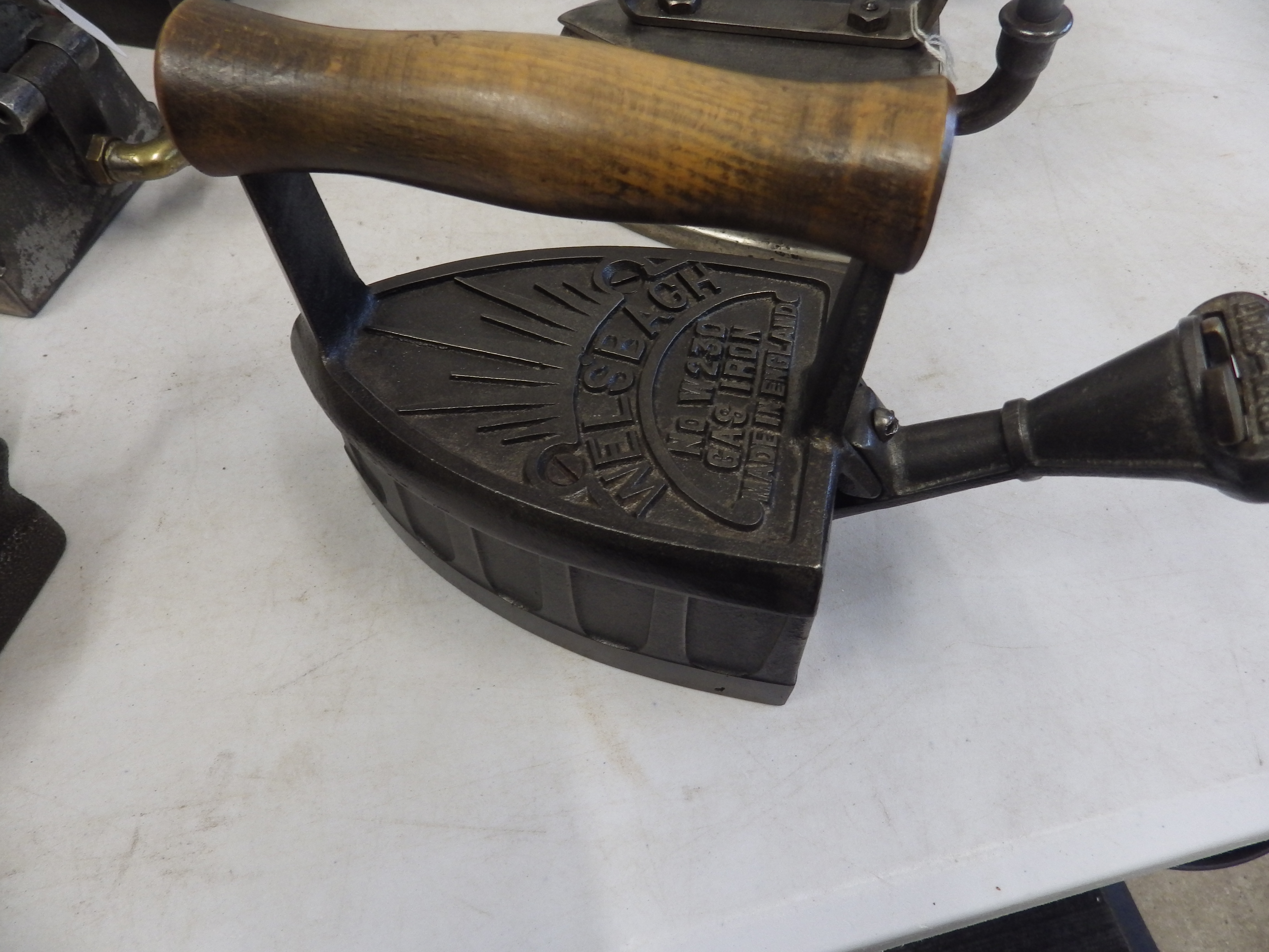 8 assorted gas irons to incl Humphrey patented 1913 USA with trivet, Welsbach No W230, Wallwin - Image 2 of 5