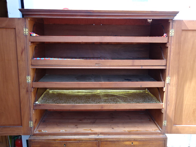 Mahogany linen press/cupboard with brass handles (needs some restoration, beading missing around - Image 4 of 13