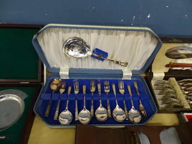 Cutlery sets and vintage men's vanity case etc - Image 3 of 6