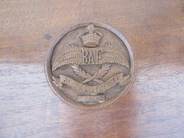 RAF table with carved design - Bild 4 aus 5