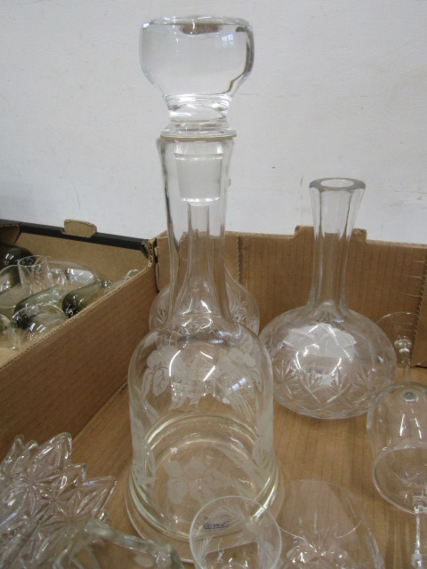 4 boxes glass inc quality glasses, decanters, art glass etc - Image 6 of 10