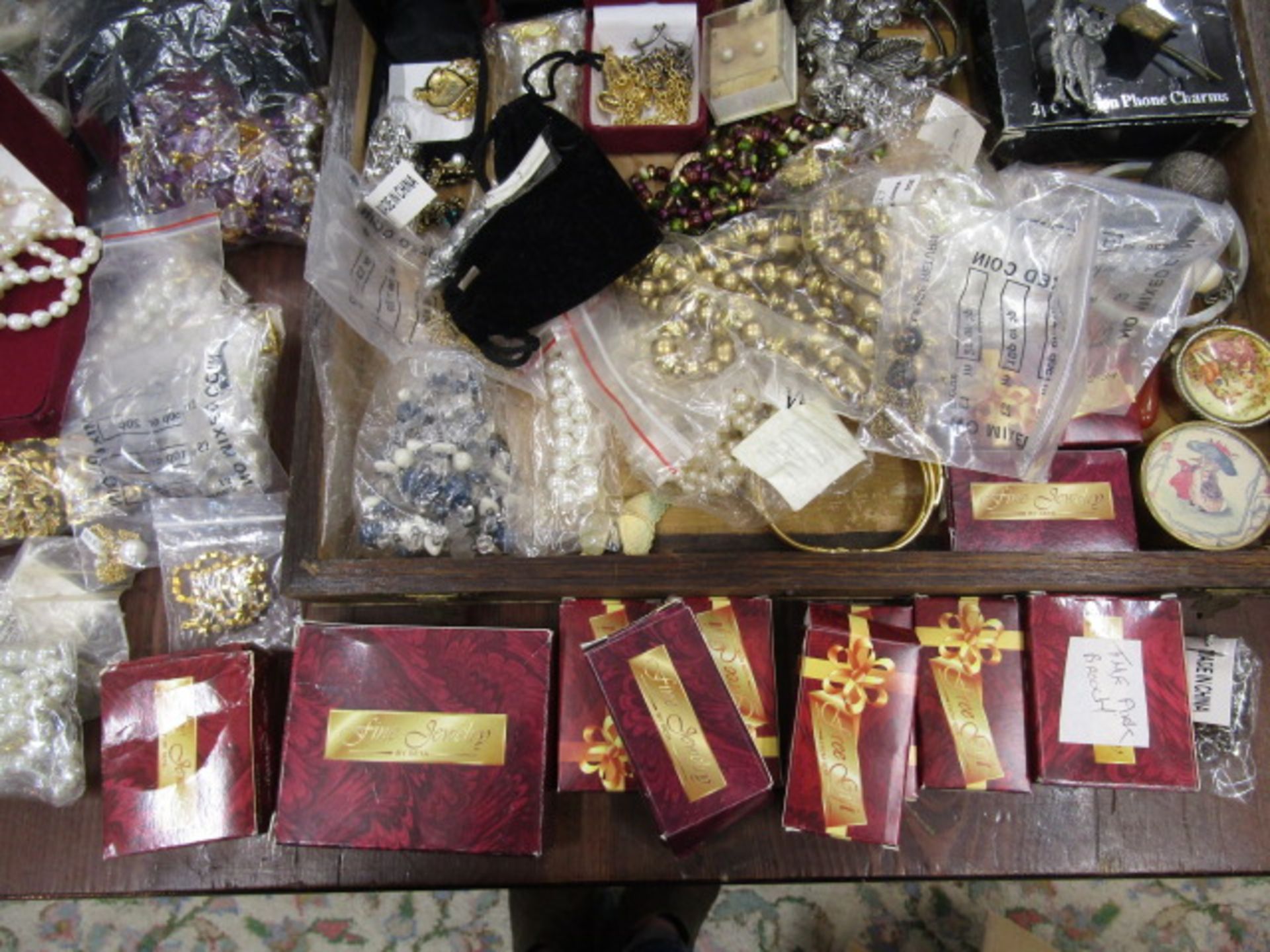 Costume jewellery collection with display case and jewellery bags plus a Strattons compact - Image 5 of 9