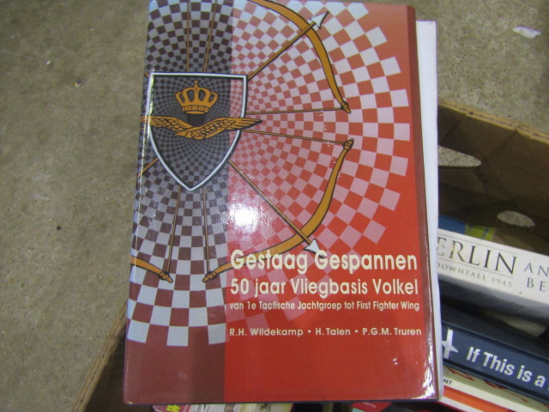 Militaria books inc signed copy Gestaag Gespannan - Image 2 of 10
