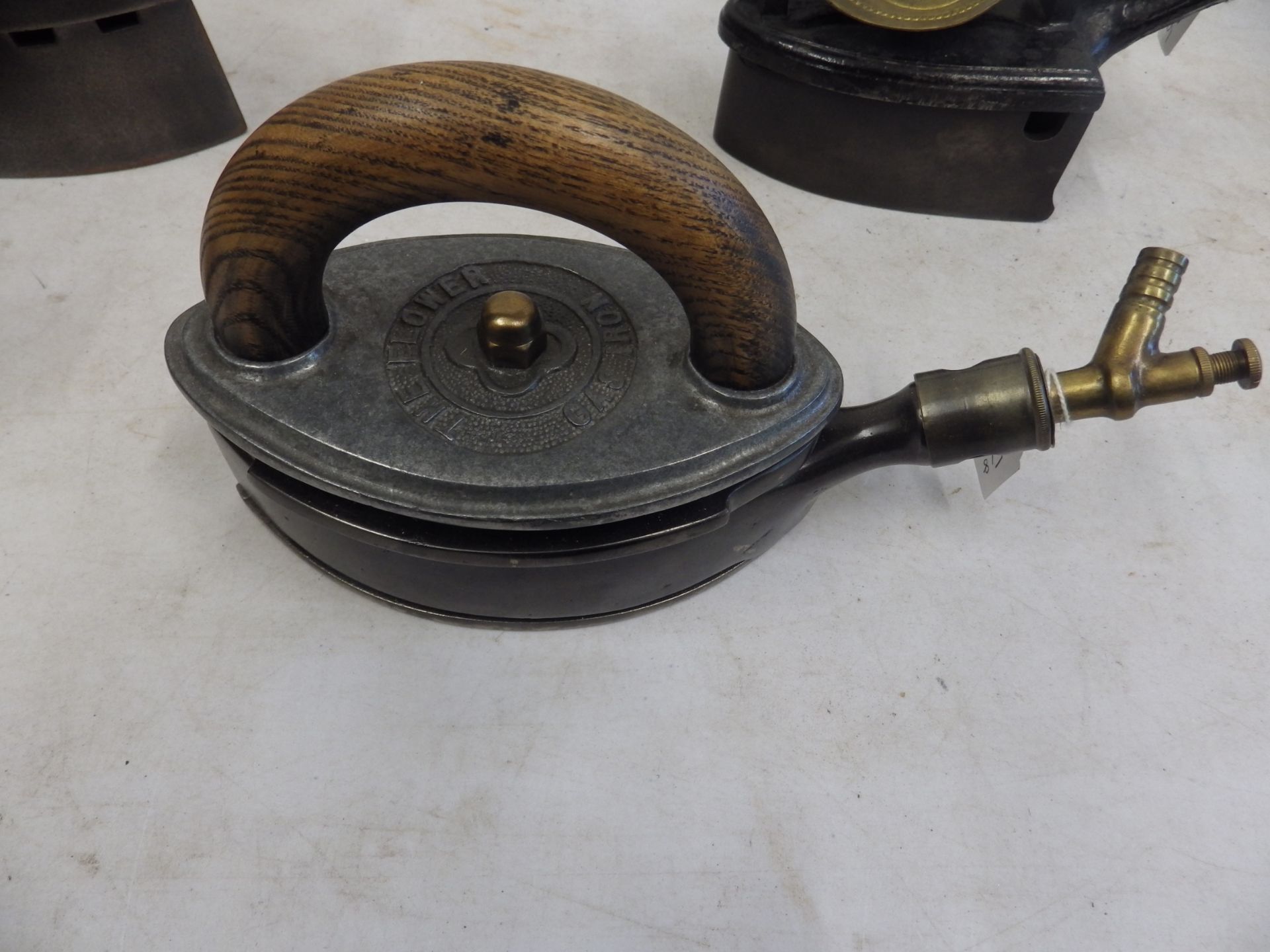 4 assorted gas irons to incl The Flower circa 1920's, Lyng rd 74378, The Premier and Beecrofts J - Image 4 of 5