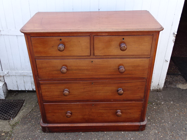 Mahogany 2 short over 3 long chest of drawers (front bun feet have fallen off but are present)