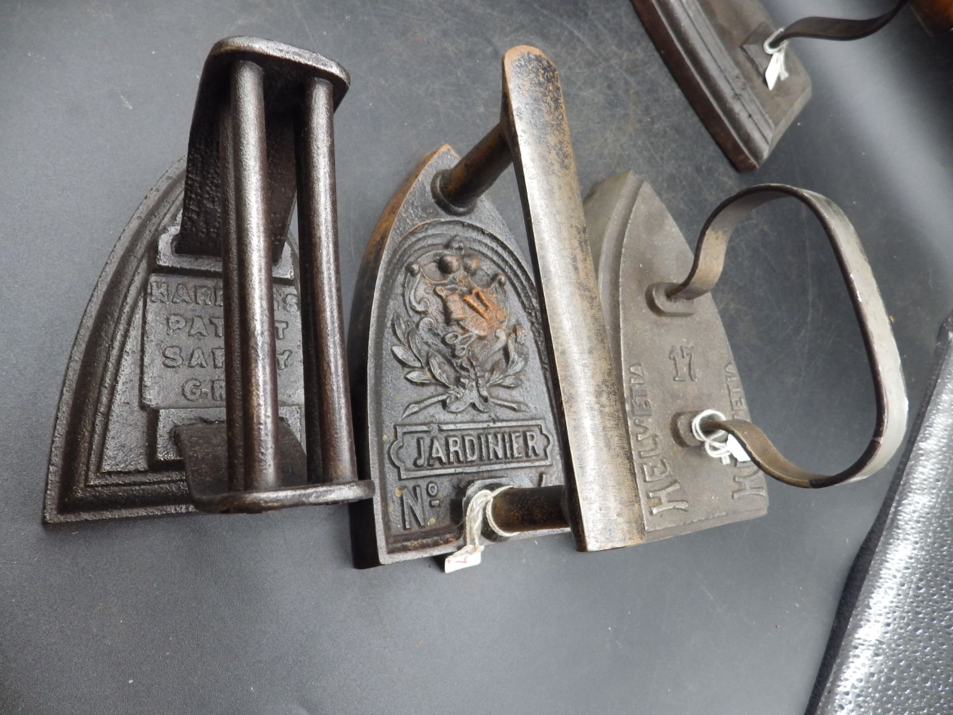 7 assorted flat/sad irons to include Jardinier no.4, Helvetia, Gendarme, Hardings patent safety grip - Image 3 of 4
