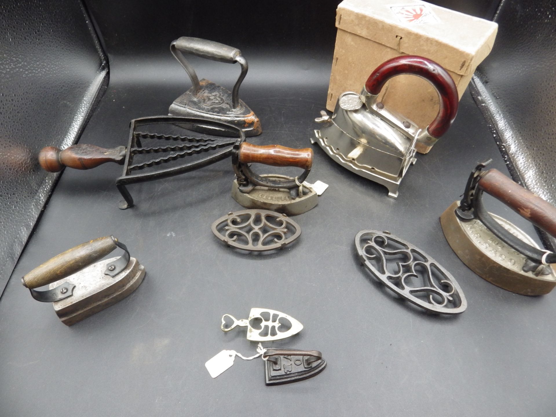 5 assorted flat/sad irons to incl Kendrick No.1 lace iron, N R S & Co Sensible No 4 iron made in the - Image 3 of 7