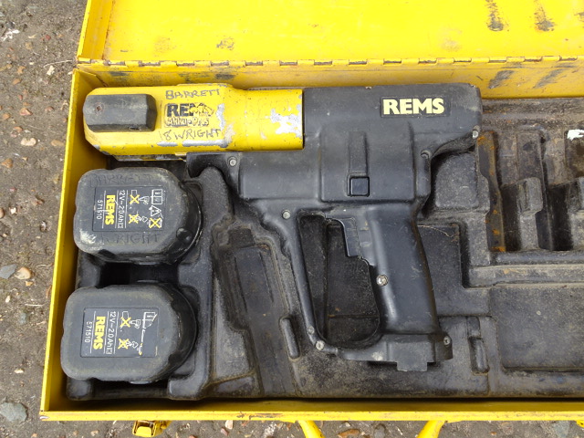 REMS cordless pressing tool in case with 5 press tongs and 2 batteries (untested as no charger) - Image 3 of 4