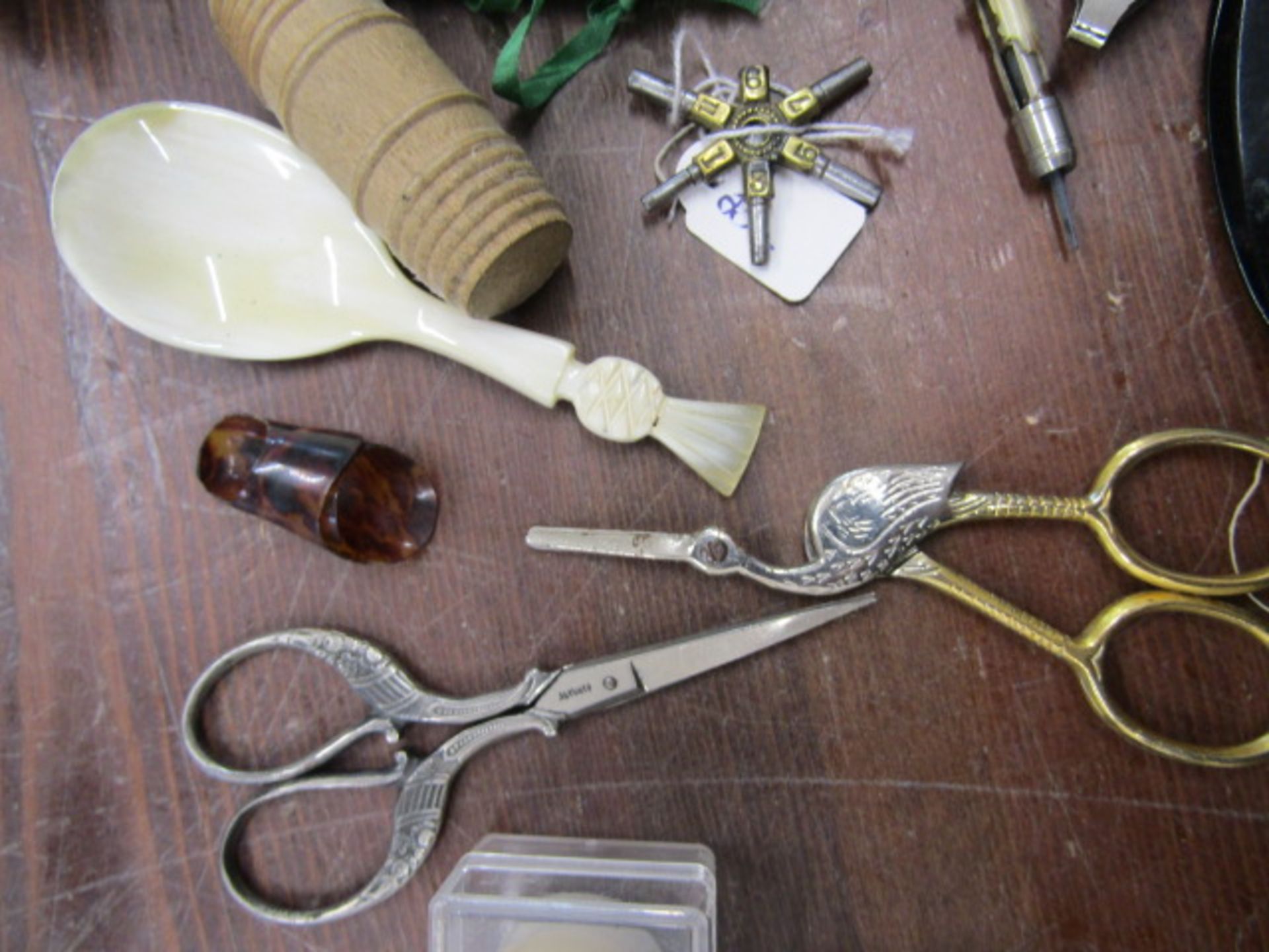 Collection of vintage and antique sewing implements - Image 18 of 19