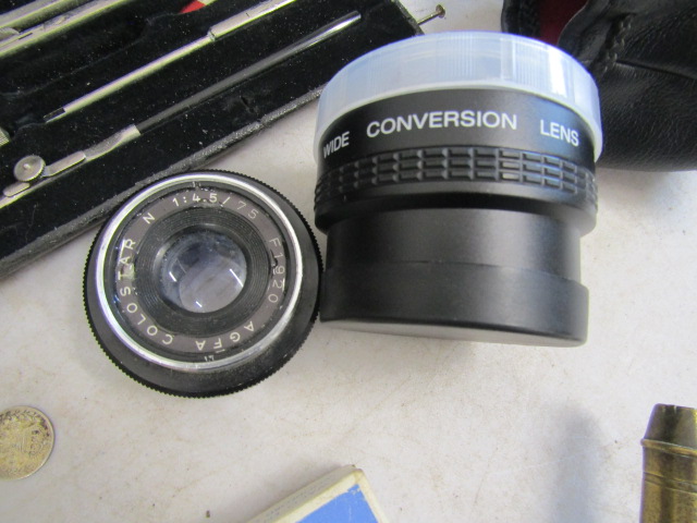 Collectors lot- copper powder flask, camera lens, cigatette box, razor etc all in a pilots bag - Bild 3 aus 8