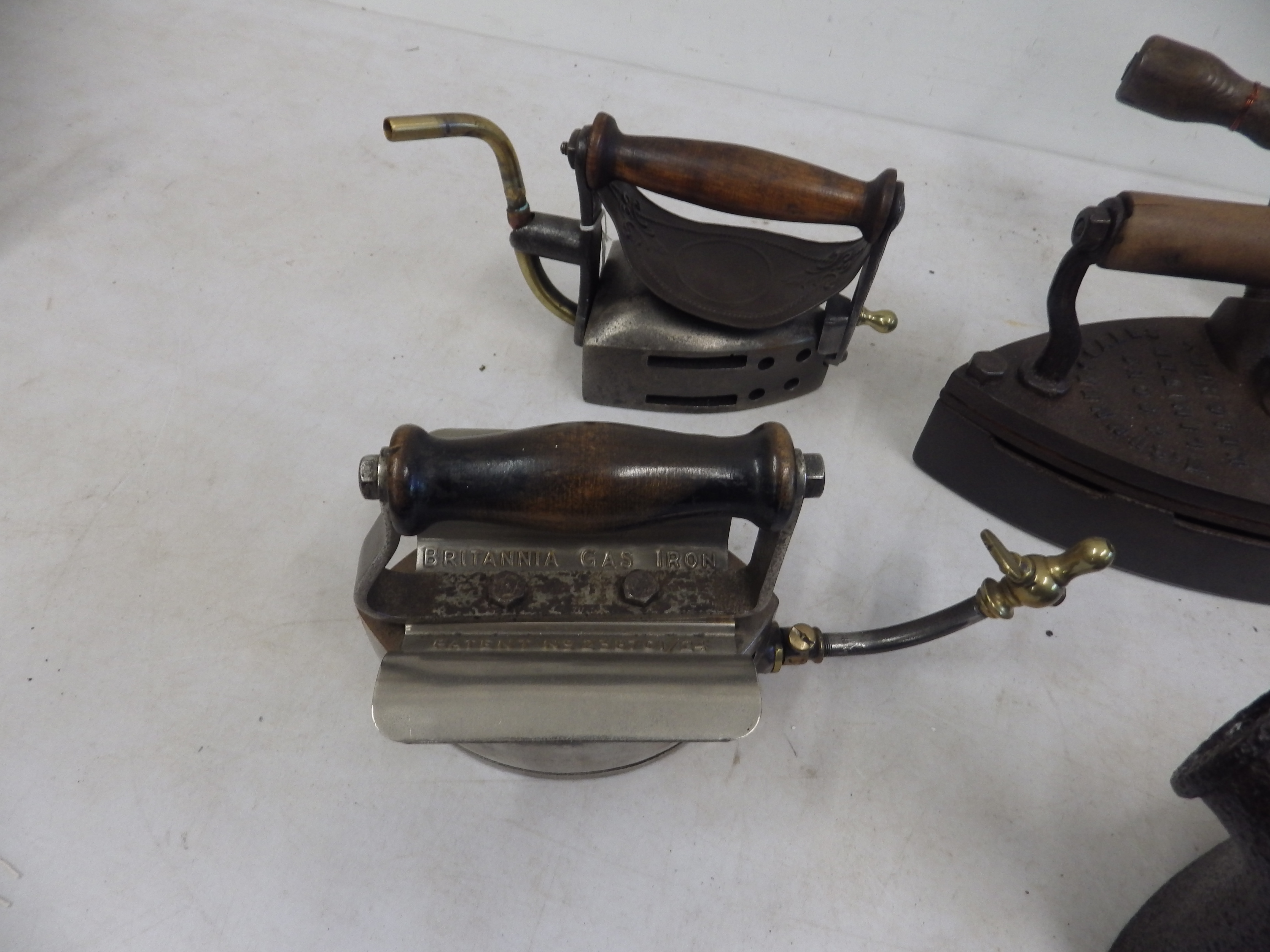 8 assorted gas irons to incl 2 x turn over gas irons, Brittania patent 238701/24, Izot? patent - Bild 2 aus 5