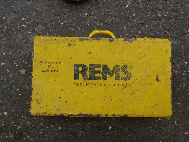 REMS cordless pressing tool in case with 5 press tongs and 2 batteries (untested as no charger) - Image 4 of 4