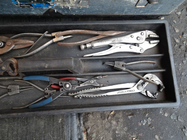 Toolbox full of tools to include spanners, adjustable wrenches and pliers etc - Bild 4 aus 6