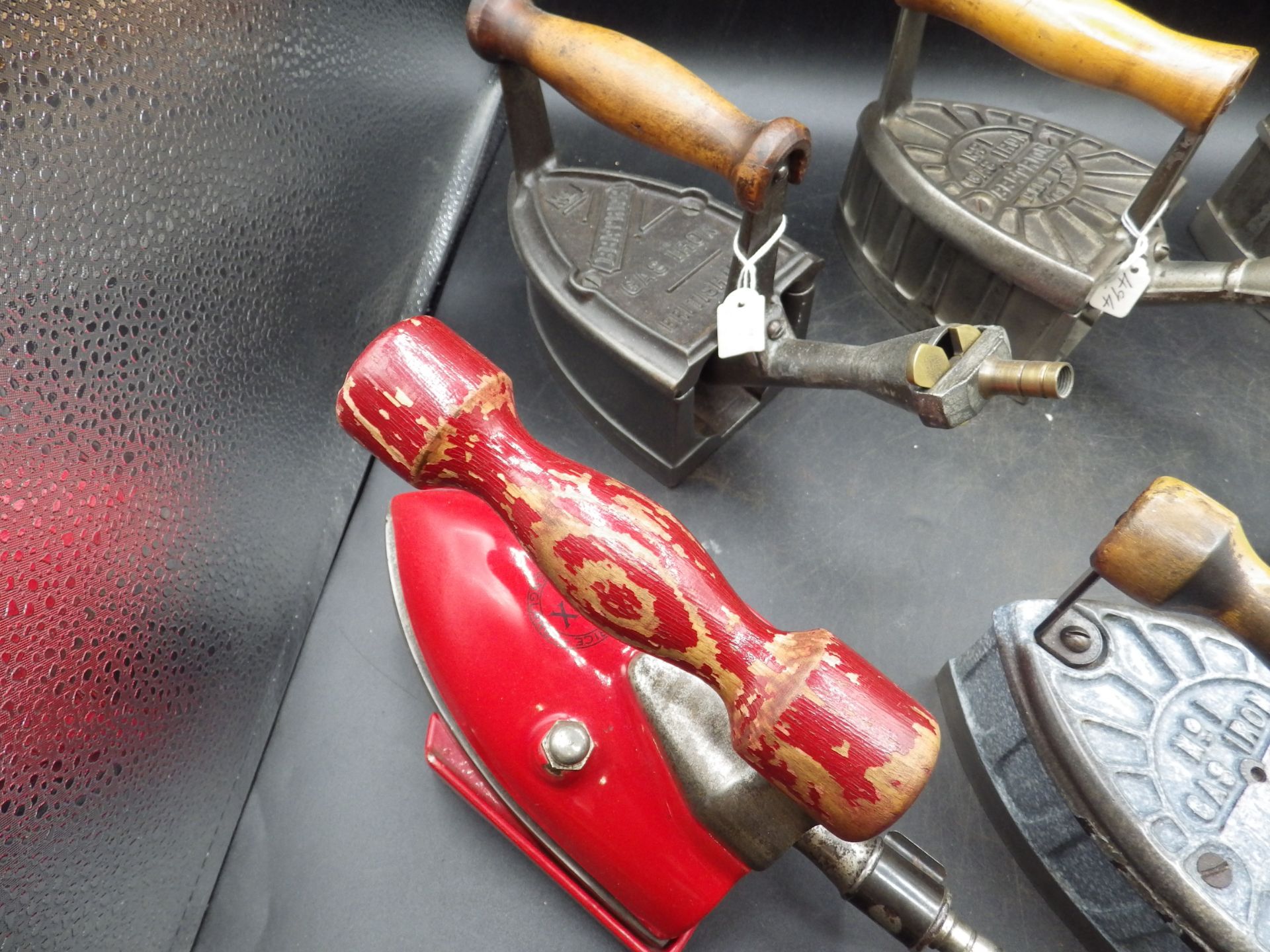 6 Beatrice gas irons to incl 3 x No.1, 1 x No.1 enamel and 2 Rex enamel irons in red and green - Image 4 of 5