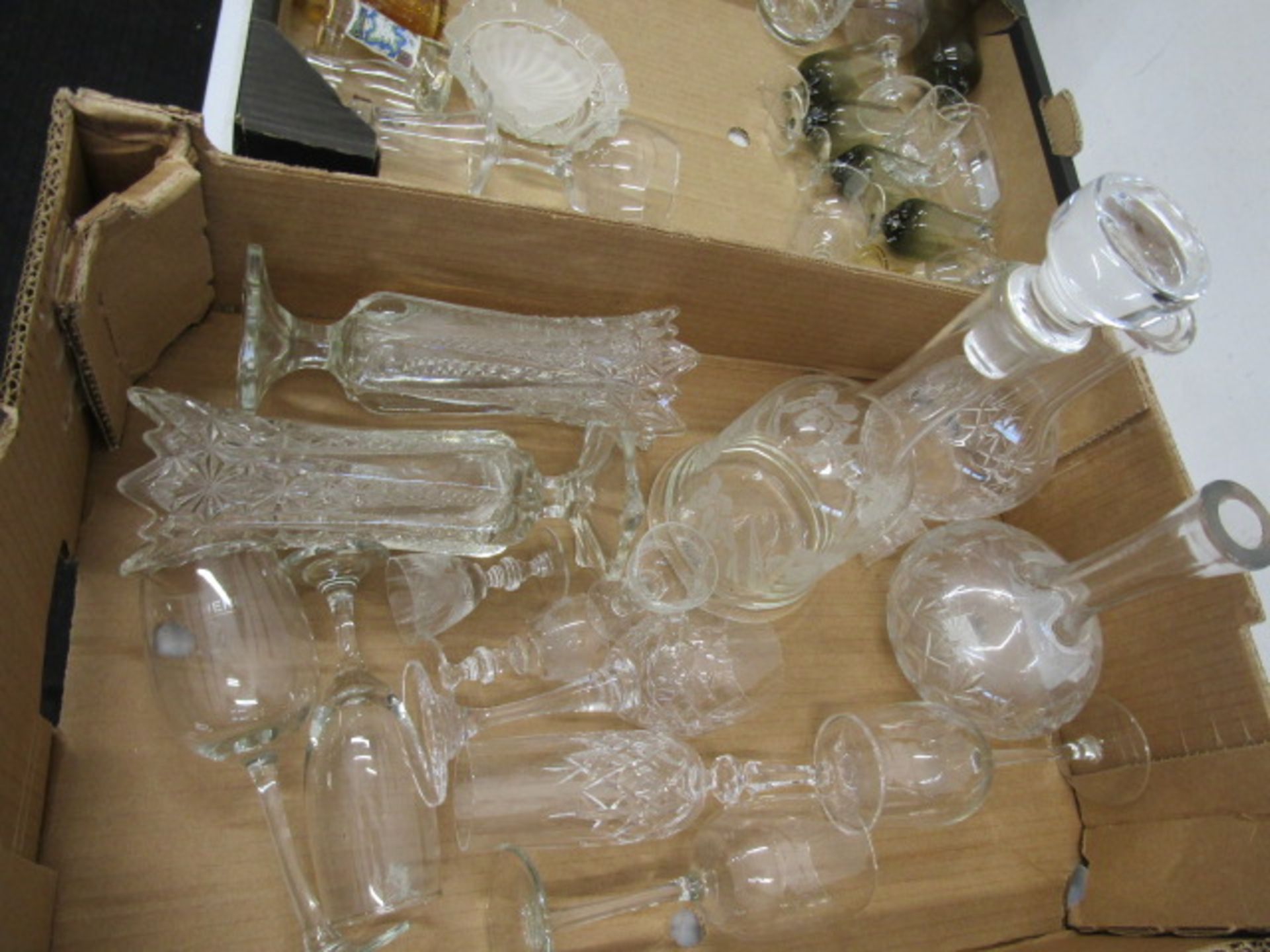 4 boxes glass inc quality glasses, decanters, art glass etc - Image 5 of 10