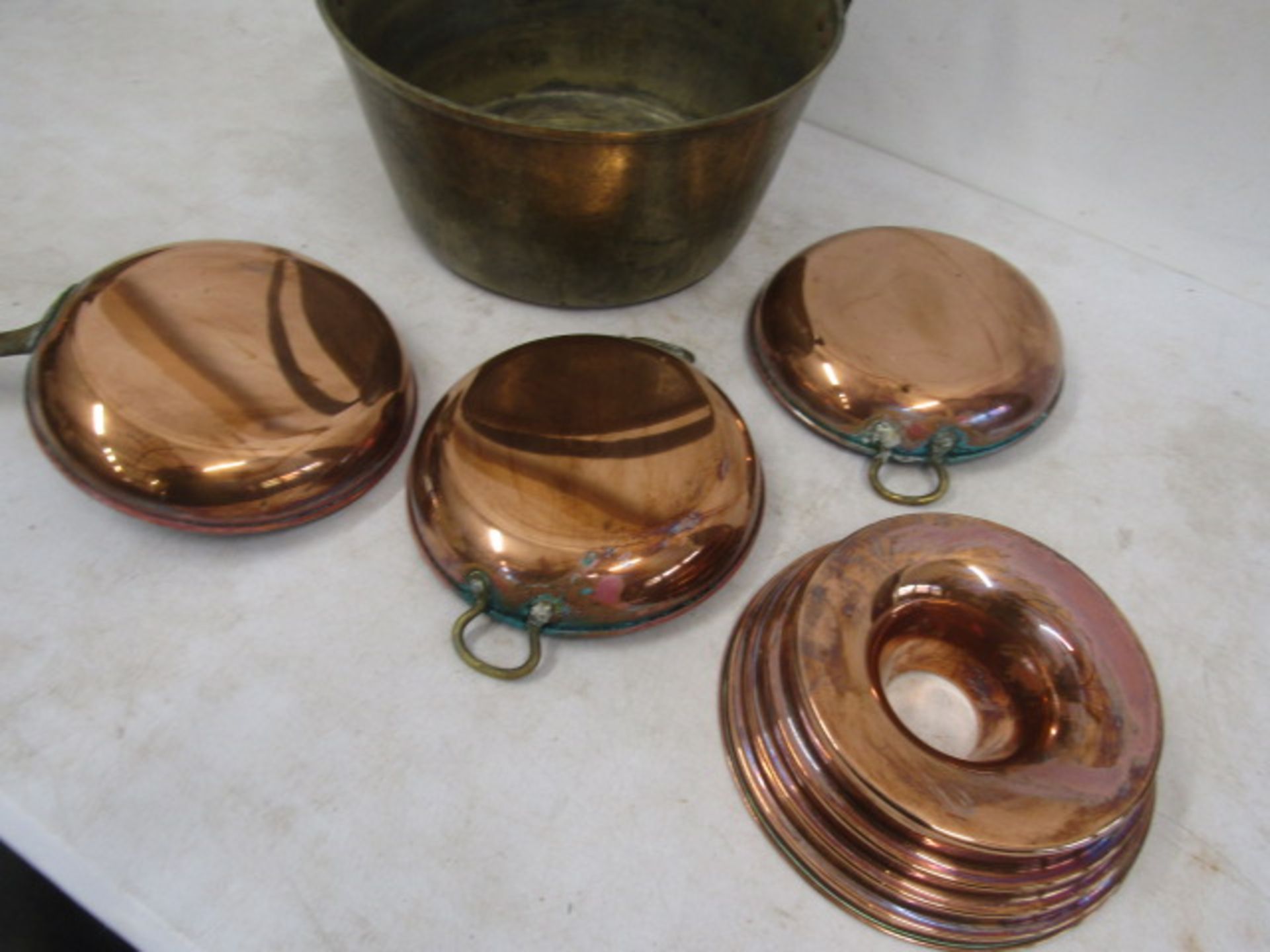 Brass jam pan and copper pans and mould - Image 4 of 4